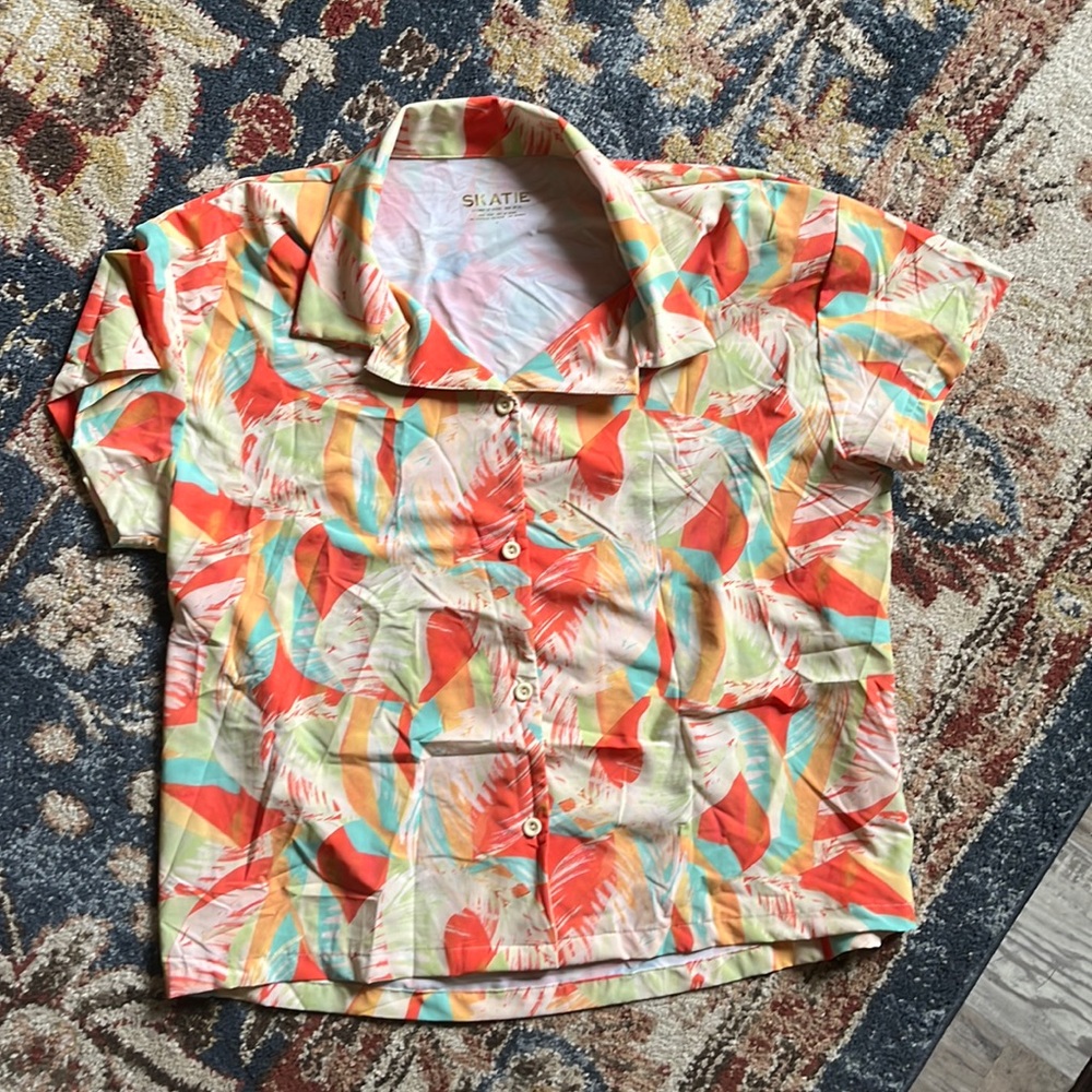 Skatie floral beach button down short sleeve shirt. Size large.